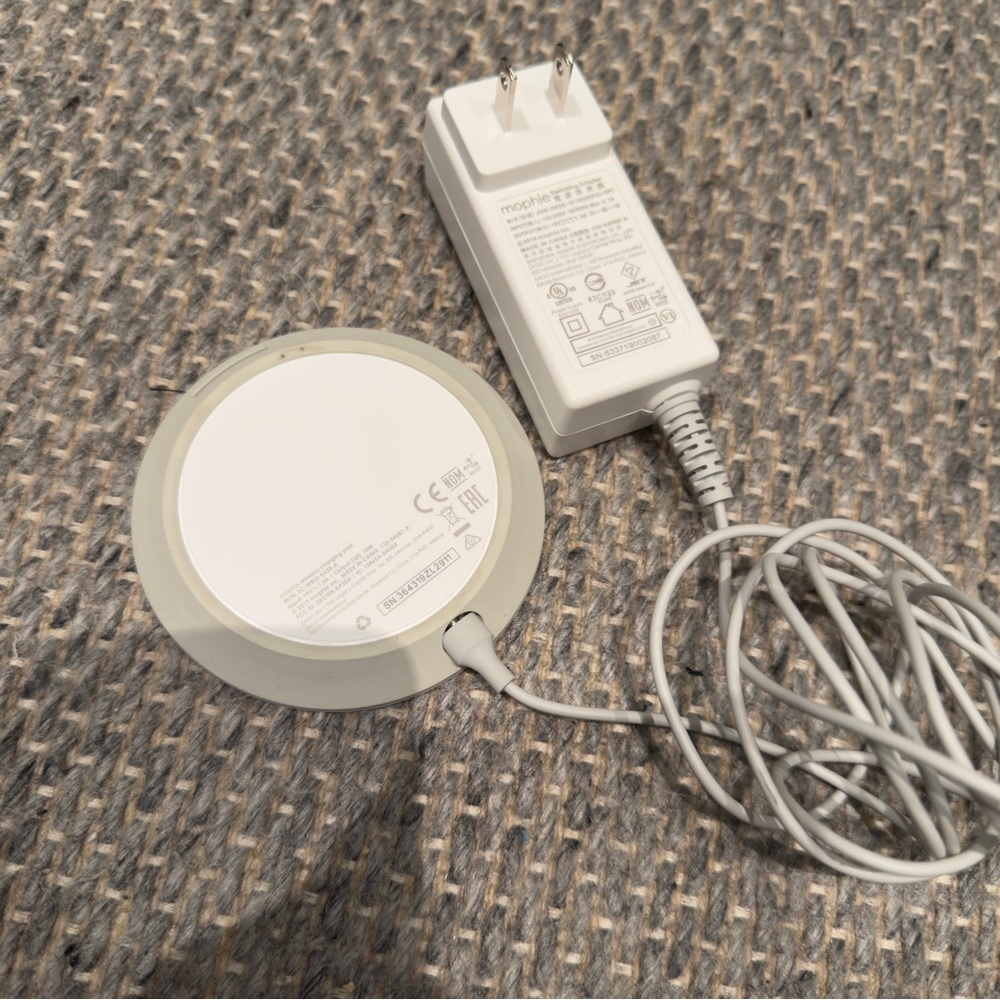 Mophie White Wireless Charger with Plug  Magnetic